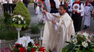 Průvod obešel čtyři oltáře v obci při katolické církevní slavnosti Božího těla