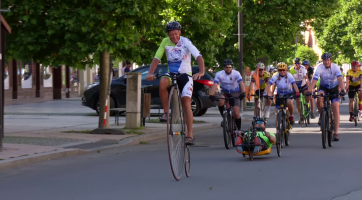 Peloton cyklistů projektu Na kole dětem opět zavítal i do Hodonína