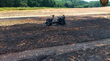 V Hošticích hořelo pole. Mohl za to zahradní traktor