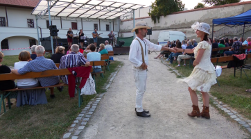 Na zahradě Panského domu koncertovala skupina Podjezd