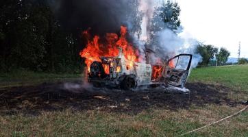 Osobní automobil začal za jízdy hořet. Když přijeli hasiči, byl už celý v plamenech