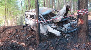 Opilý řidič nezvládl zatáčku a narazil do stromů. Auto kompletně shořelo