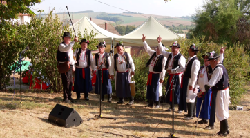 Mužský sbor JMF Derfla a jeho hosté zpívali na schodech ke kostelu už počtrnácté 