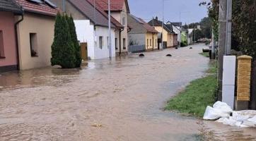 Policisté při povodních pomáhali při evakuaci, odkláněli provoz a pátrali po muži, který spadl do rozvodněného potoka