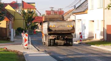 Ulice Školní v Ostrožské Nové Vsi má novou kanalizaci, chodníky i povrch