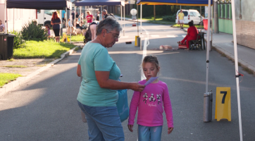 Bez aut se náves v Kvítkovicích a ulice Bartošova proměnily na Ulice pro lidi 