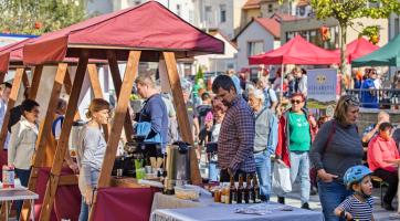 Luhačovice v sobotu provoní sousedská Slavnost pod jabloní