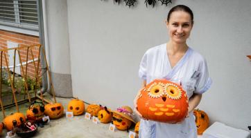 Laboranti Baťovy nemocnice vytvářeli originální halloweenské dýně