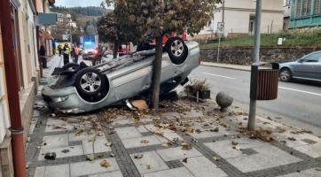 Vážná nehoda v Luhačovicích: řidička skončila s vozidlem na střeše na chodníku, srazila chodkyni