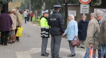 Nápor návštěvníků na hřbitovech. Využijte služeb MHD a chraňte si své věci, radí městská policie