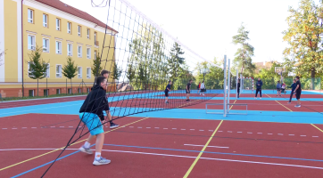 Žactvo už sportuje na novém hřišti základní školy Pod Vinohrady