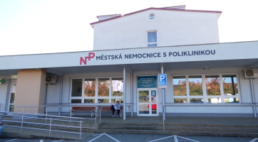 Městská nemocnice s poliklinikou v Brodě opravuje střechu na pavilonu A