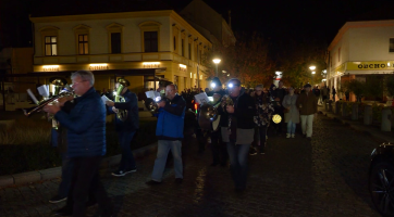 Výročí vzniku Československa připomněl lampionový průvod