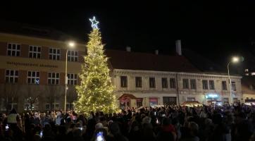 O první adventní neděli rozsvítili ve Strážnici vánoční strom