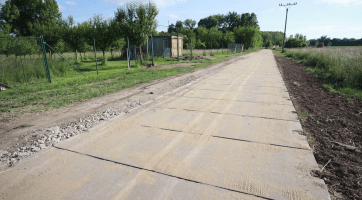 Použité panely z přístavu pomohly zpevnit cesty v Milokošti