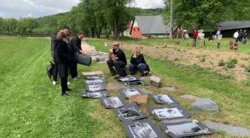 Malá lesní vernisáž otevřela brány novému prostoru i novým jménům