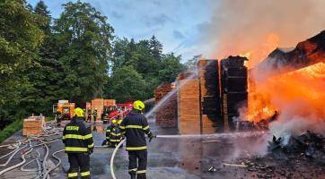 Rozsáhlý požár pily ve Velkých Karlovicích: 18 jednotek hasičů, dva zranění, škody v řádu stovek milionů korun