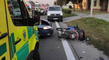 Řidič motorky utrpěl po srážce s autem ve Spytihněvi vážná poranění