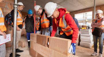 Živá stavba jako učebna. Unikátní exkurze žákům předvedla, jak se staví dům