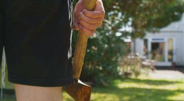 Když nezabral gang ze Slovenska, zkusil to vyděrač se sekerou