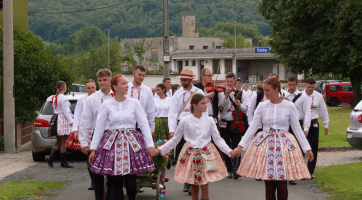 Hody ve Véskách potrápil sobotní déšť, neděli si chasa užila naplno