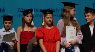 Děti ze ZŠ UNESCO slavnostně převzaly jazykové certifikáty
