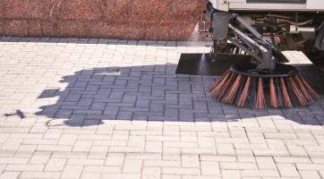 Od září zmizelo ze zlínských ulic přes 76 tun smetků. Efektivnímu úklidu brání špatně zaparkovaná auta