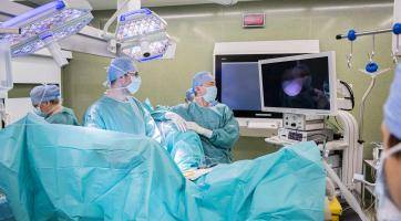 Urologové KNTB jako jedni z prvních v Česku implantovali umělý močový svěrač 