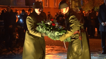 Státní svátek oslavili lidé lampionovým průvodem a ohňostrojem