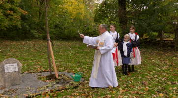 Včelaři oslavili 120. výročí založení spolku odhalením desky a posvěcením lípy 