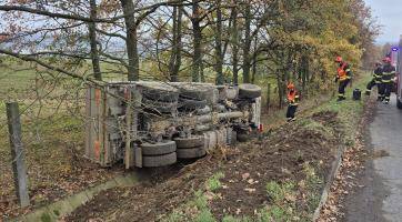 V Kvítkovicích se převrátilo nákladní vozidlo. Řidič skončil v nemocnici