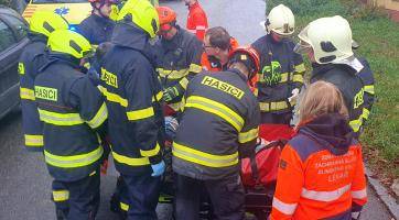 Pro převoz nadměrných pacientů používají záchranáři speciální sadu na nosítka