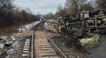 U Vizovic se srazil vlak s nákladním vozidlem. Provoz na železnici byl zastaven