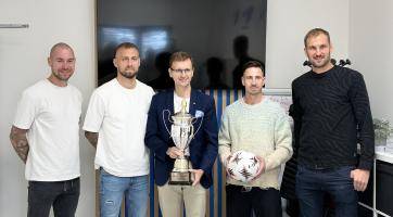 Hejtman Holiš poprvé ukázal fanouškům pohár pro vládce kraje. Co slíbil Poznar? 