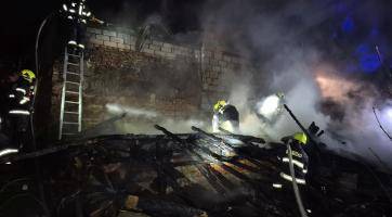 Noční požár kůlny v Kelči zaměstnal šest jednotek hasičů. Jeden hasič se zranil