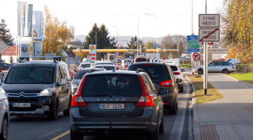 K mostu J. A . Bati vedou nové chodníky