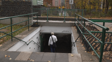 Podchod u Tesly by měl v budoucnu nahradit nový železniční přejezd