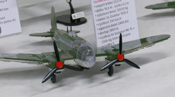 Výstava ukazuje techniku druhé světové války z papíru a kostek