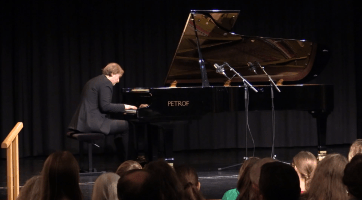 Na slavnostním koncertu zahrál pianista Ivo Kahánek