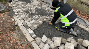 Chodník Panskou zahradou na Sychrov je po rekonstrukci otevřen 