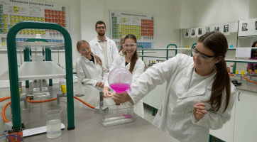 Staroměstská SOŠG představila simulátor řízení a centrum první pomoci