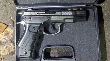 Muž ze Zlínska chtěl na exekutory pustit psy. Pak vytáhl i zbraň