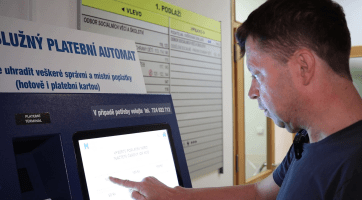 Platební automat rozšířil možnosti hrazení poplatků v Hodoníně