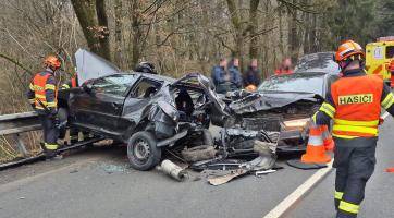 Hrozivě vypadající nehoda tří vozidel u Velíkové si vyžádala několik zraněných