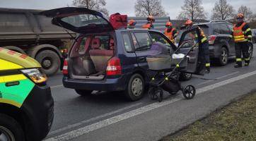 Na silnici I/49 ve Zlíně se srazila tři vozidla. Zranil se jeden dospělý a dvě děti