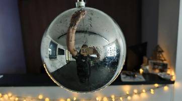 Dva opilci kradli na náměstí v Kroměříži ozdoby z vánočního stromu