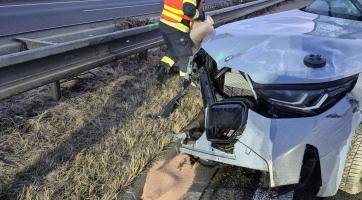 Provoz na dálnici D1 u Kroměříže komplikovala dnes ráno nehoda automobilu