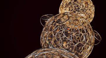 Kovozoo ve Starém Městě má novou dominantu! Gigantického sněhuláka vyrobili z ráfků starých jízdních kol