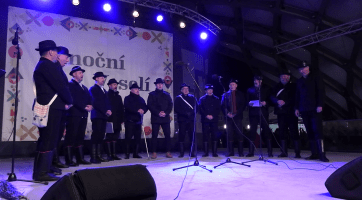 Na náměstí Míru ve Veselí se rozsvítil vánoční strom