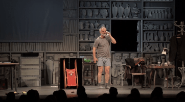 Ivan Trojan hrál v Divadle v Lidovém domě inscenaci Žáby